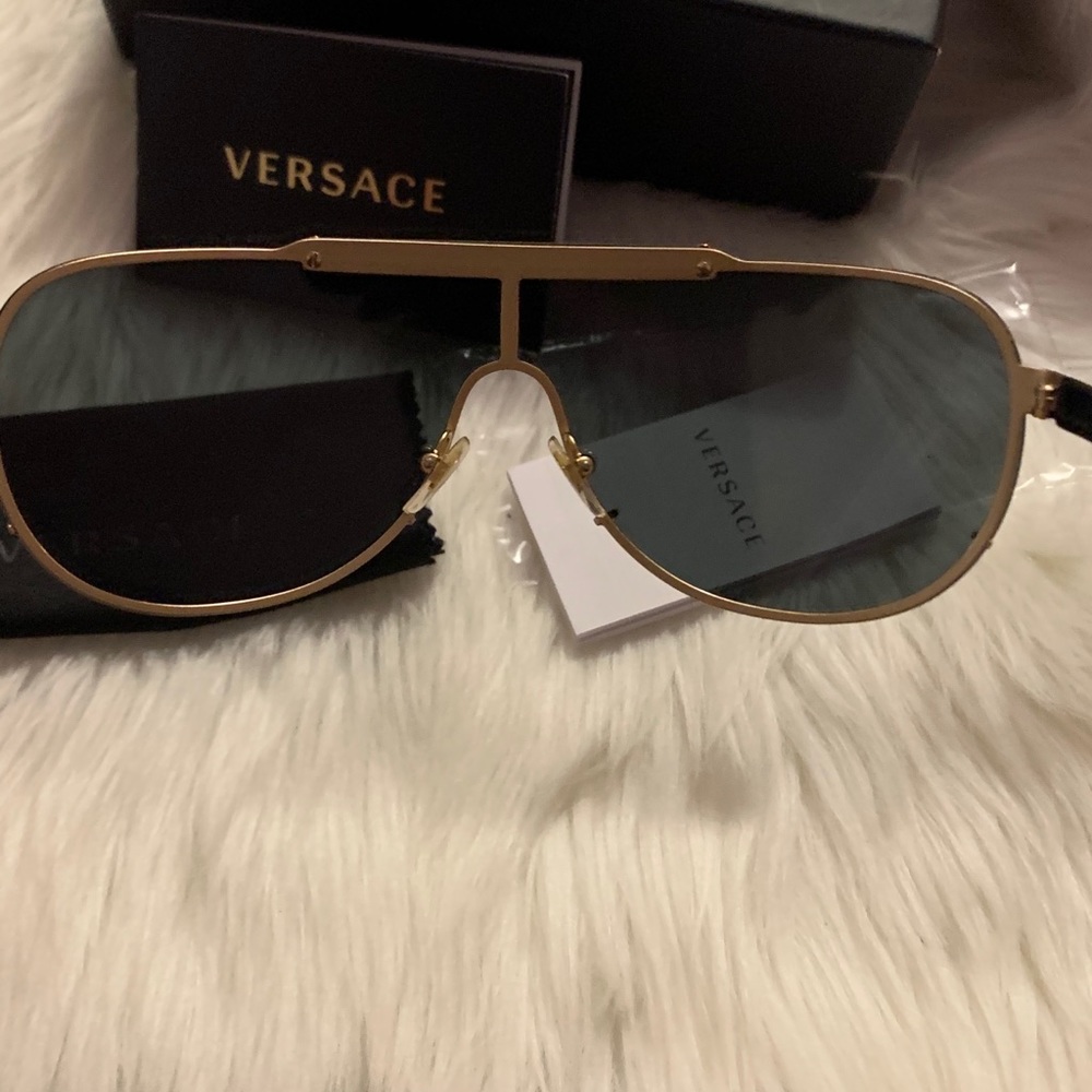 Authentic sunglasses 😎 - Picture 5 of 9